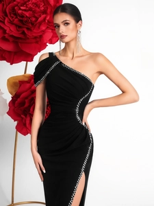 Robe de soirée élégante noire à une épaule avec strass brillants et fente latérale chic