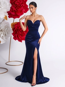 Détail de robe de soirée en velours bleu foncé avec plis ajustés et fente haute sexy