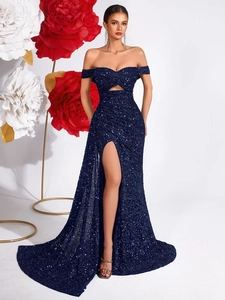 Détail de robe de soirée à paillettes bleu marine avec épaules dénudées et fente haute
