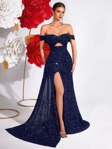 Détail d'une robe de soirée pailletée bleu marine avec découpes et texture strassée
