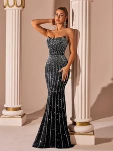 Robe de soirée sirène bustier noire ornée de rayures de diamants argentés scintillants