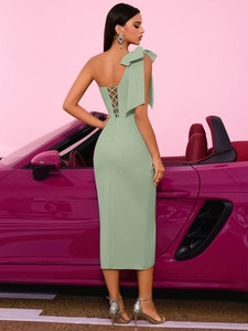 Robe de soirée moulante verte sauge à une épaule avec dos à cordon et grand nœud chic