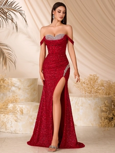 Elegante abito da sera rosso vino con paillettes, strass argentati e spacco alto sexy