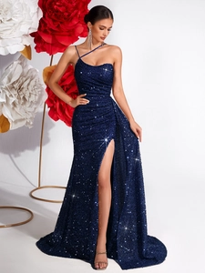 Détail de la robe à paillettes bleu marine avec épaule dénudée et fente haute