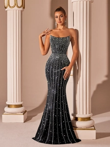 Elegante vestido de noche de sirena negro sin tirantes con brillantes diamantes