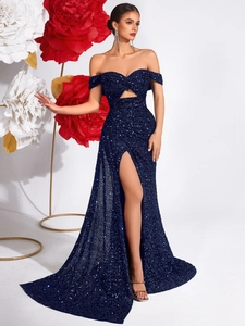Robe de soirée pailletée bleu marine avec col bardot et fente haute pour gala formel