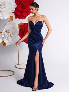 Robe de soirée élégante en velours bleu foncé à col cœur avec fente haute et coupe ajustée