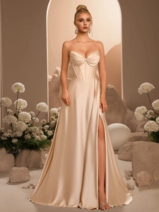 Elegante abito da sera in raso champagne con corsetto in vita e spacco alto laterale