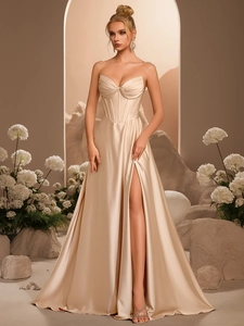 Elegante abito da sera in raso senza spalline con corsetto e spacco alto color champagne