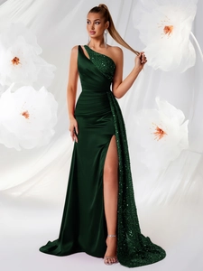 Gros plan détaillé d'une robe de soirée en satin vert foncé avec paillettes et fente