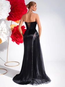 Robe de soirée bustier noire élégante avec coupe sirène, perles et traîne en tulle