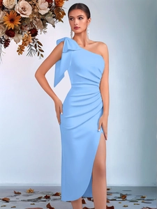 Détail de la robe bleu ciel à une épaule avec nœud élégant et fente latérale haute