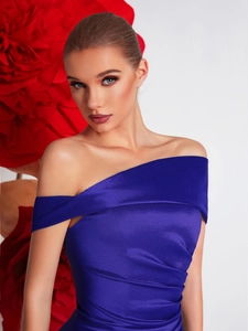 Gros plan sur l'élégant tissu en satin bleu marine et l'encolure bateau de la robe de soirée