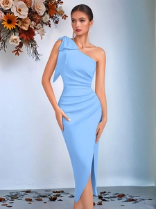 Détail d'une robe bleu clair à une épaule avec un grand nœud et des plis élégants