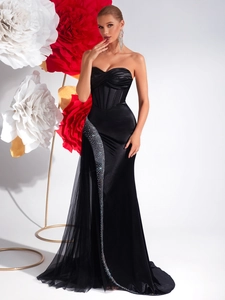 Robe de soirée bustier noire avec fente en strass et traîne sirène en satin chic