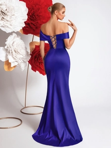 Robe de soirée sirène bleu roi à épaules dénudées avec une finition satinée et dos lacé