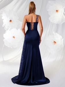 Vue détaillée du dos de la robe de soirée en satin bleu marine avec laçage et sequins