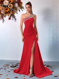 Détail de la robe de soirée rouge asymétrique avec bretelles en cristaux scintillants
