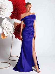Robe de soirée élégante bleu roi à épaules dénudées en satin de soie avec fente haute