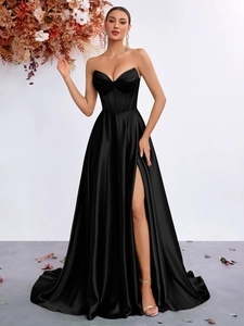 Elegante abito da sera in raso nero con spacco alto e dettagli in vita aderenti