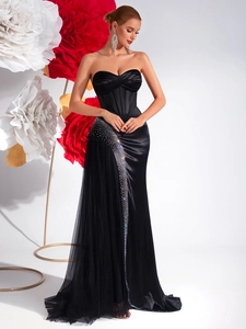 Robe de soirée bustier noire luxueuse avec strass argentés et jupe en mesh multicouche