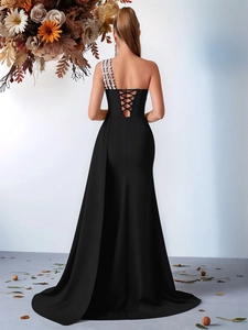 Robe de soirée noire élégante à une épaule avec bride pailletée et dos lacé chic
