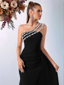 Robe de soirée noire élégante à une épaule avec chaînes en strass et détails plissés