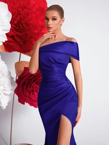 Détail d'une robe de soirée bleu roi à épaules dénudées avec satin et fente haute élégante