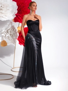 Détail de la taille corset avec strass en cristal et couche de tulle sur robe de soirée noire