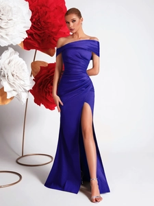 Détail de la robe de soirée bleu roi avec épaules dénudées, plis élégants et fente haute