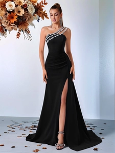 Robe de soirée noire asymétrique avec bordure en strass et fente latérale haute chic