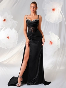 Elegante schwarze Abendrobe mit Strasssteinen, Spitzen-Taille und hohem Beinschlitz