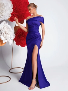 Élégante robe de soirée bleu roi avec épaule dénudée, fente et détails de fronces