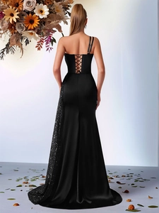 Détail de la robe de soirée sirène en satin noir avec paillettes et dos lacé ajustable