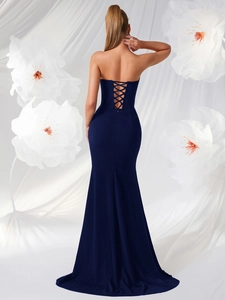 Détails du dos de la robe de soirée sirène bleu marine bustier avec un design de laçage croisé