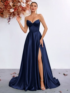 Dettaglio dell'abito da sera in raso blu navy con corpetto a corsetto e spacco alto