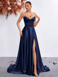 Dettaglio dell'abito da sera in raso blu navy con corsetto strutturato e spacco alto