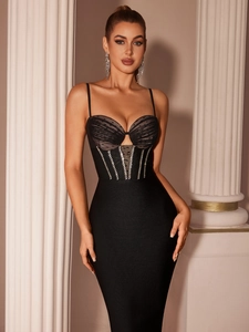 Détail de la robe en tulle noir avec paillettes argentées et décolleté en cœur