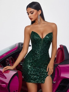 Dettaglio dell'abito da cocktail con paillettes verde scuro e corpetto a corsetto
