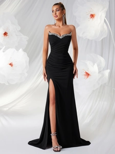 Robe de soirée bustier noire avec strass brillants et fente latérale haute élégante