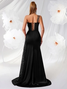 Robe de soirée sirène noire à une épaule avec détails pailletés et dos lacé chic