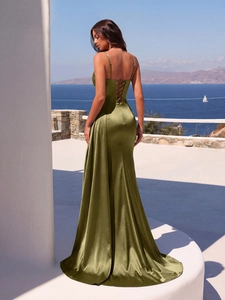 Abito da sera in raso verde oliva con schiena a corsetto e orlo fluente lungo fino a terra