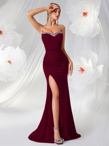 Détail de la robe bustier bordeaux avec bordure en strass argentés et fronces élégantes