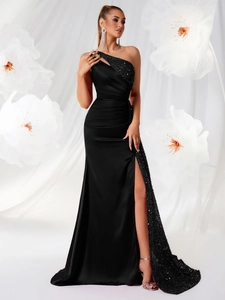 Élégante robe de soirée en satin noir avec paillettes et fente latérale haute
