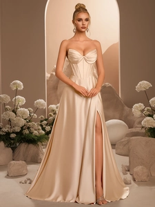 Elegante abito da sera in raso champagne con corpetto a corsetto e spacco alto laterale