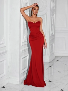 Elegantes rotes trägerloses Abendkleid mit Korsett-Mieder, Beinschlitz und Faltendetails
