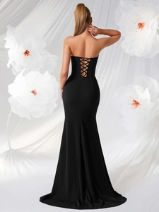 Robe de soirée bustier noire élégante avec laçage au dos et coupe sirène ajustée