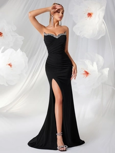 Robe de soirée bustier noire avec strass argentés et fente haute coupe sirène élégante