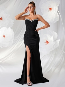 Robe de soirée bustier noire avec détails en strass et fente haute sexy chic