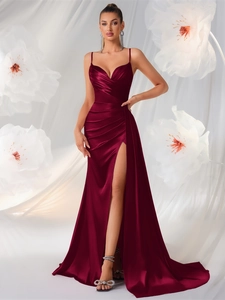 Elegante abito da sera in raso bordeaux con spalline sottili e spacco alto per cerimonie